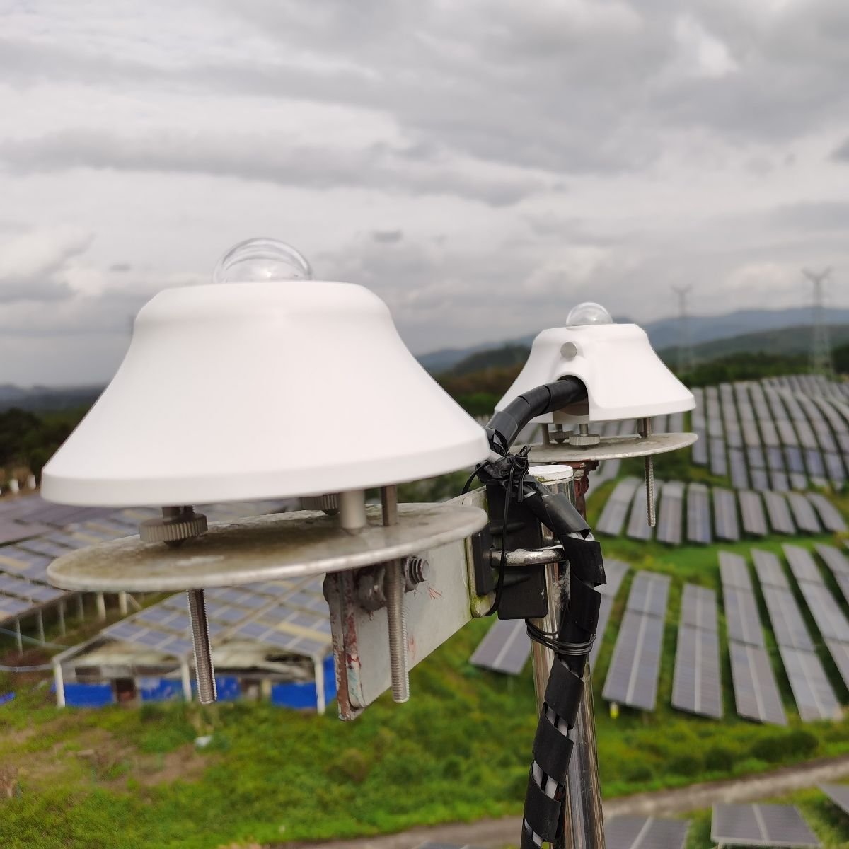 Photovoltaic solar radiation meteorological station 